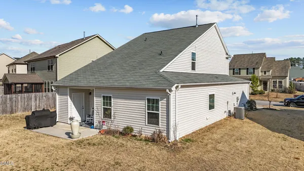 a view of a house with backyard