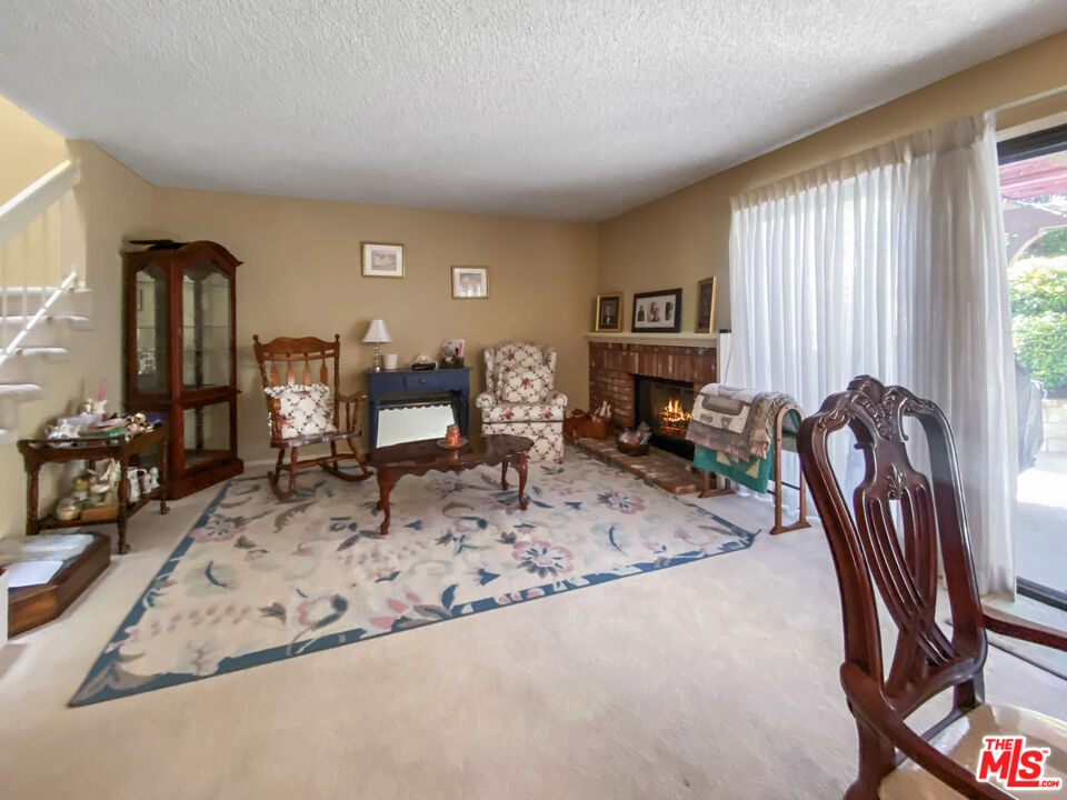19401 Crystal Ridge Lane Porter Ranch, CA 91326 - Photo 8 of 45 a view of a livingroom with furniture