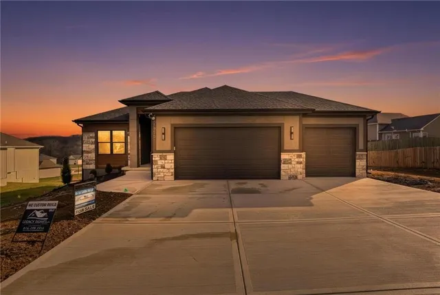 $555,000 | 19101 Library Drive, Weston, MO 64098