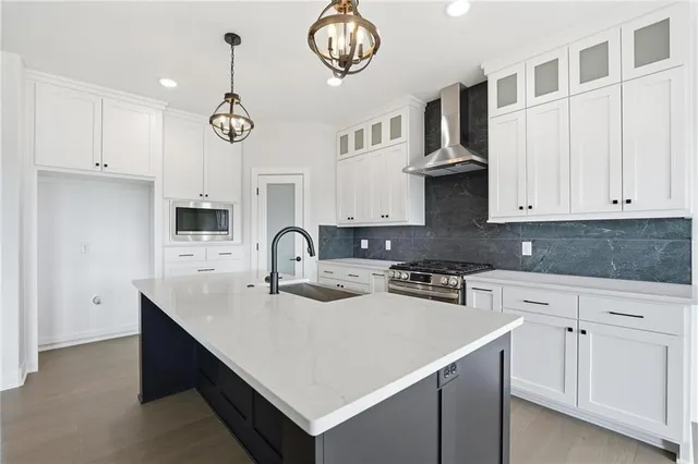 $555,000 | 19101 Library Drive, Weston, MO 64098