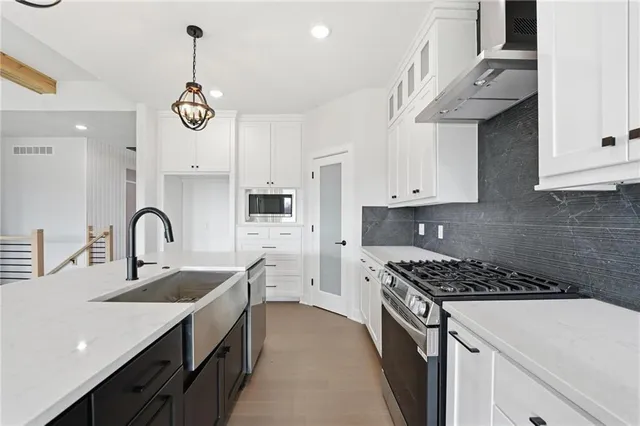 $555,000 | 19101 Library Drive, Weston, MO 64098