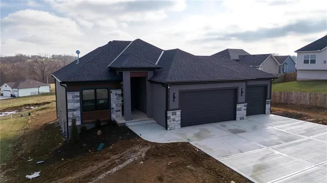 $555,000 | 19101 Library Drive, Weston, MO 64098