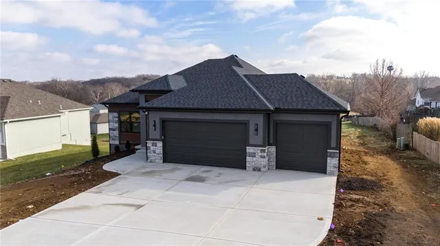 $555,000 | 19101 Library Drive, Weston, MO 64098