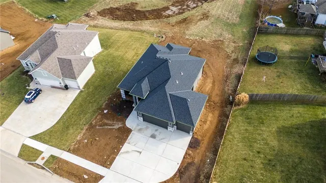 $555,000 | 19101 Library Drive, Weston, MO 64098