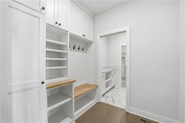 $555,000 | 19101 Library Drive, Weston, MO 64098