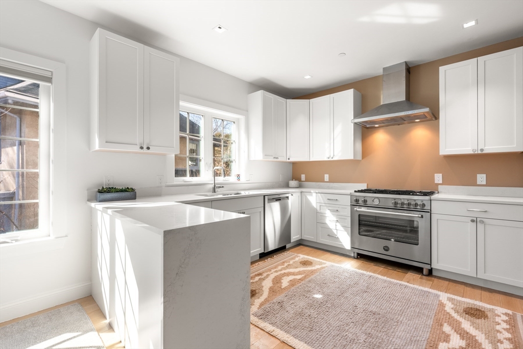 21 Crowninshield Road, Unit 21 Brookline, MA 02446 - Photo 6 of 26