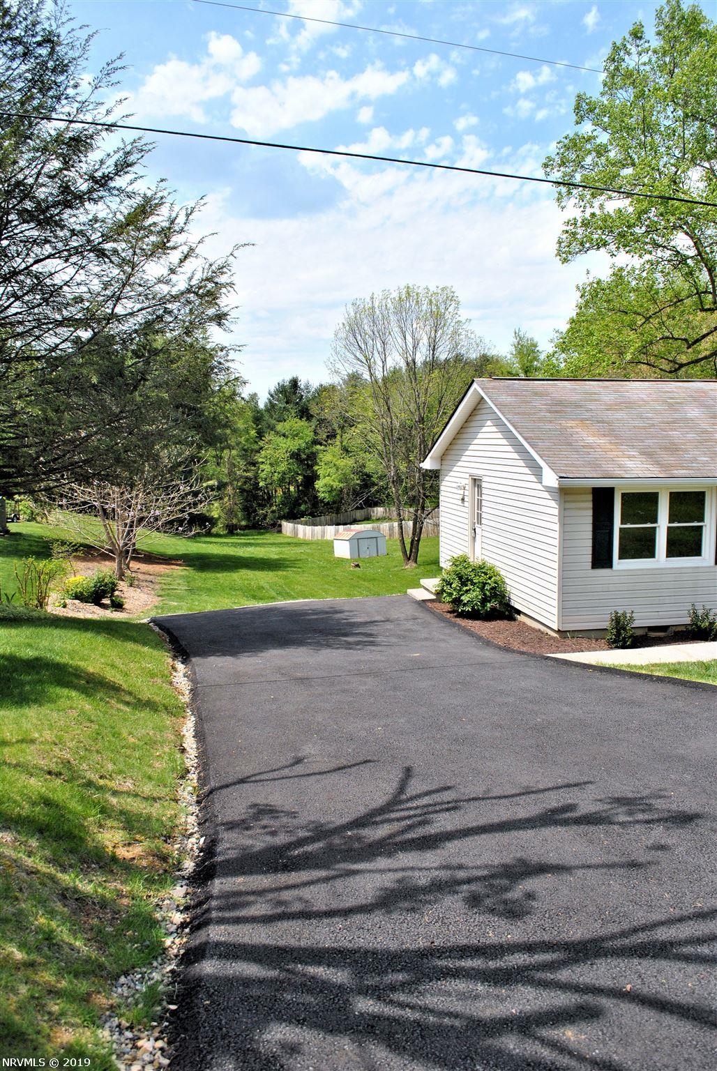 929 Switchback Road Christiansburg, VA 24073 - Photo 2 of 27 Gallery Image 2