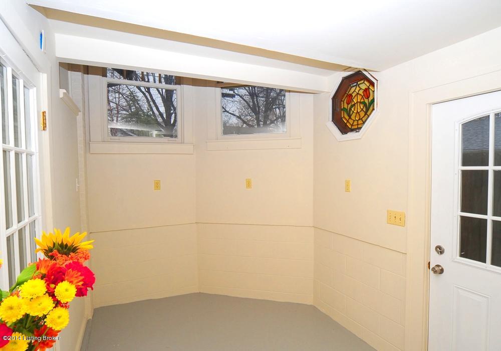 423 Fairlawn Road Louisville, KY 40207 - Photo 57 of 70 round room with yellow and pink flowers