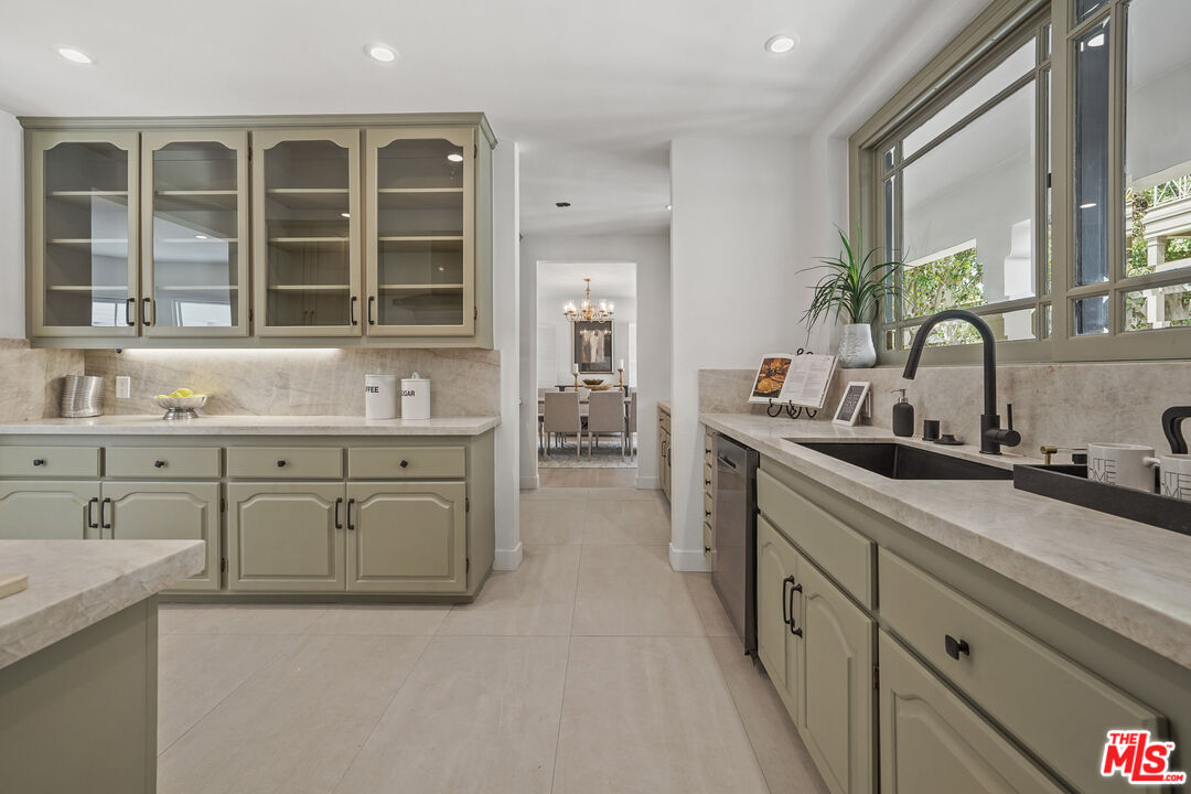 712 North Rodeo Drive Beverly Hills, CA 90210 - Photo 12 of 35