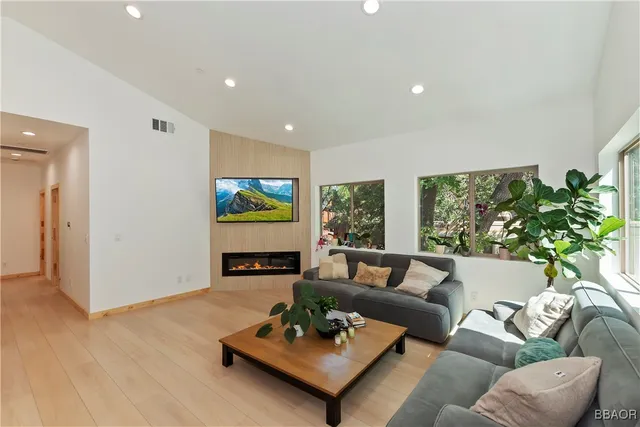 $419,000 | 374 Los Angeles Avenue, Sugarloaf, CA 92386