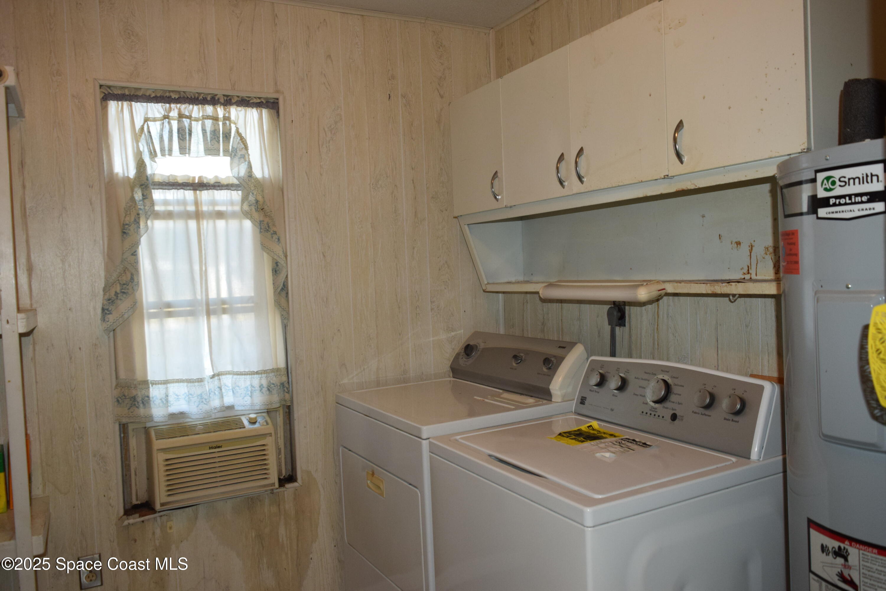 2696 Yalta Street Northeast Palm Bay, FL 32905 - Photo 24 of 28 a utility room with dryer and washer