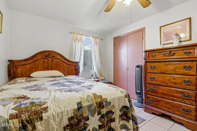 a bedroom with 2 bed and a table in it