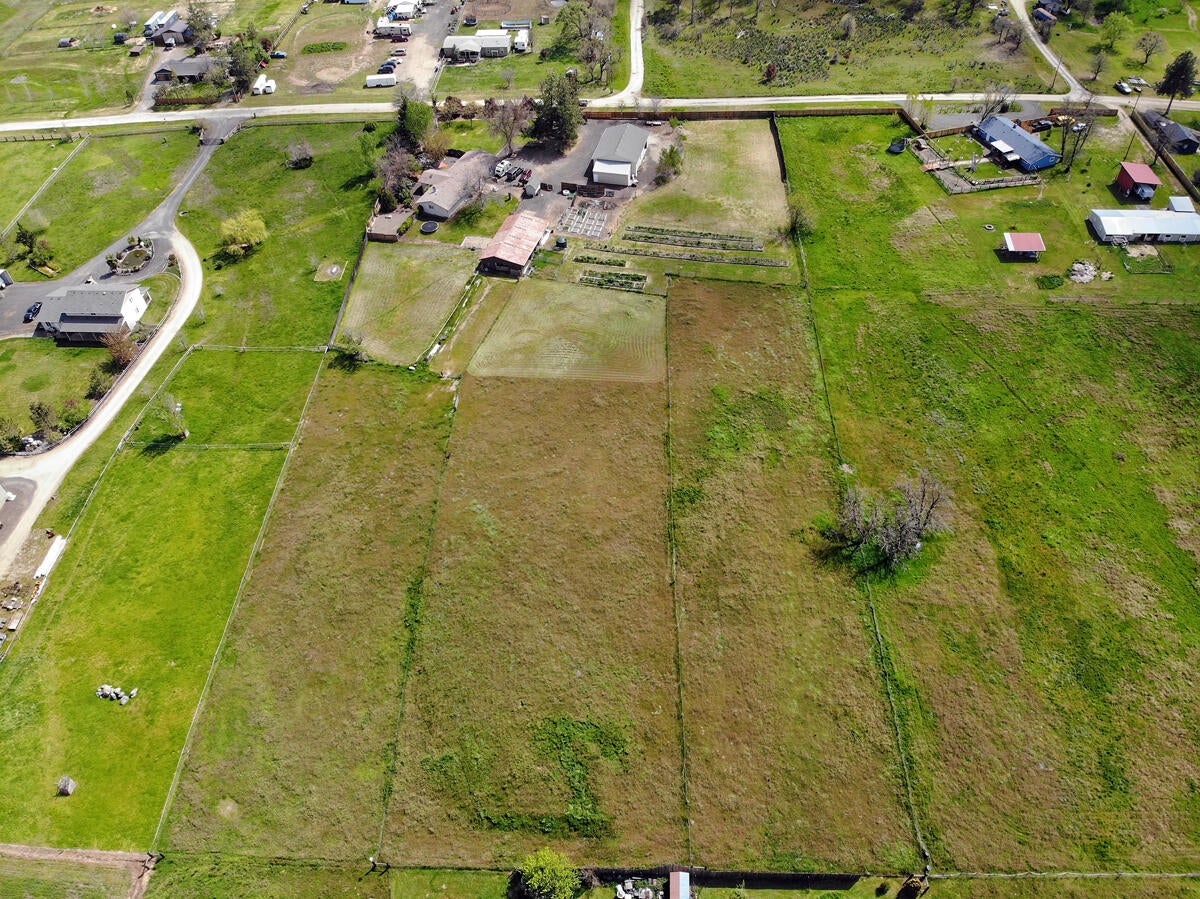 4670 Winnetka Road White City, OR 97503 - Photo 13 of 36 2