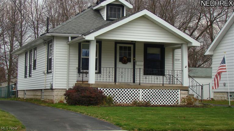 1239 Lander Road Cleveland, OH 44124 - Photo 2 of 25