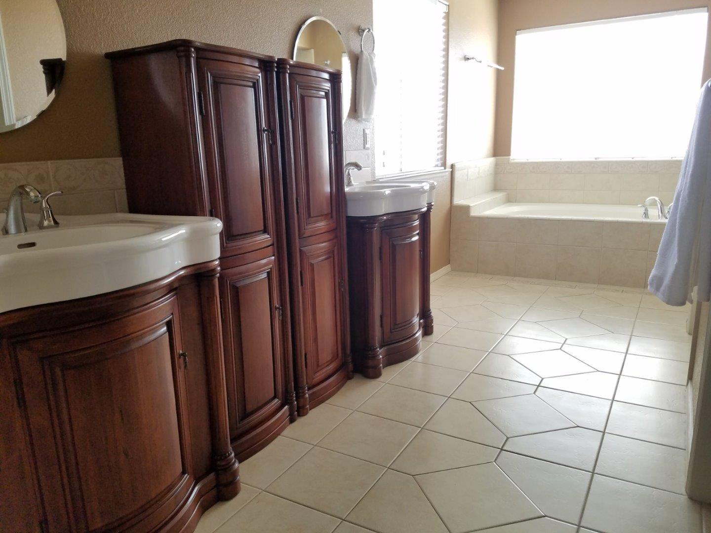 148 Greenbriar Way Salinas, CA 93907 - Photo 23 of 29 a bathroom with a sink a mirror and a bathtub