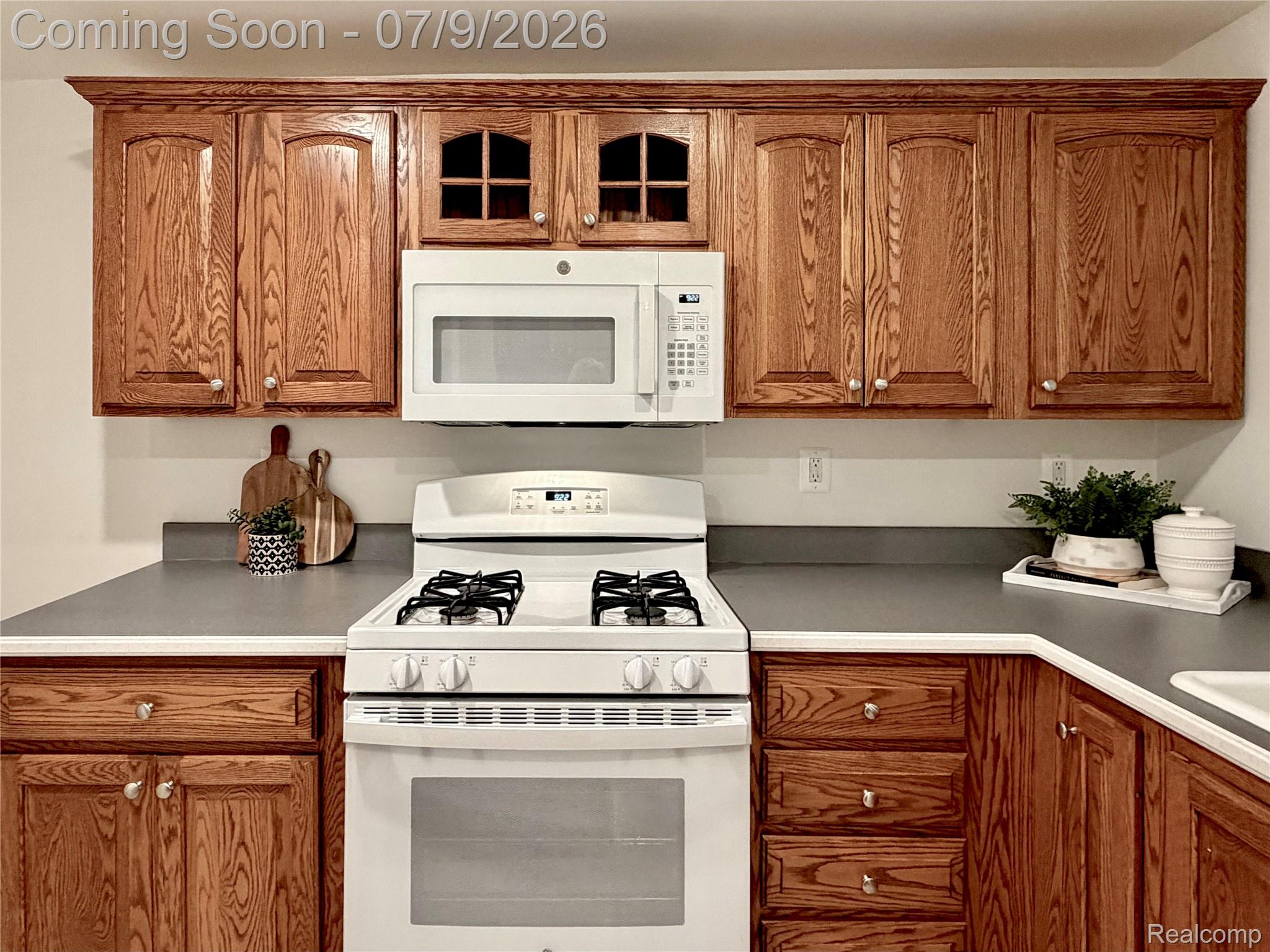 610 Quarter Street Rochester, MI 48307 - Photo 12 of 43 Stove & microwave 2023