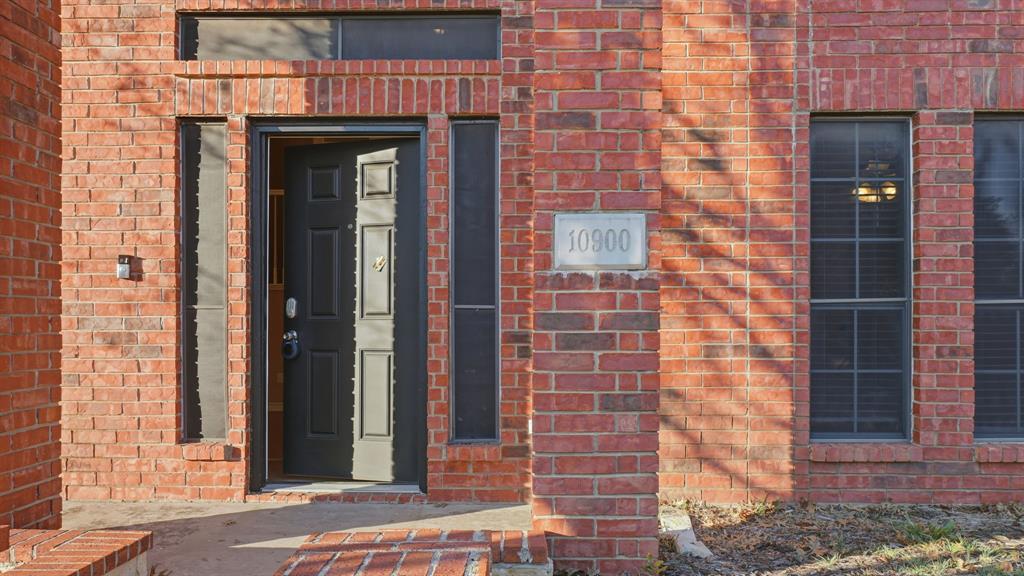 10900 Huntington Road Frisco, TX 75035 - Photo 2 of 36