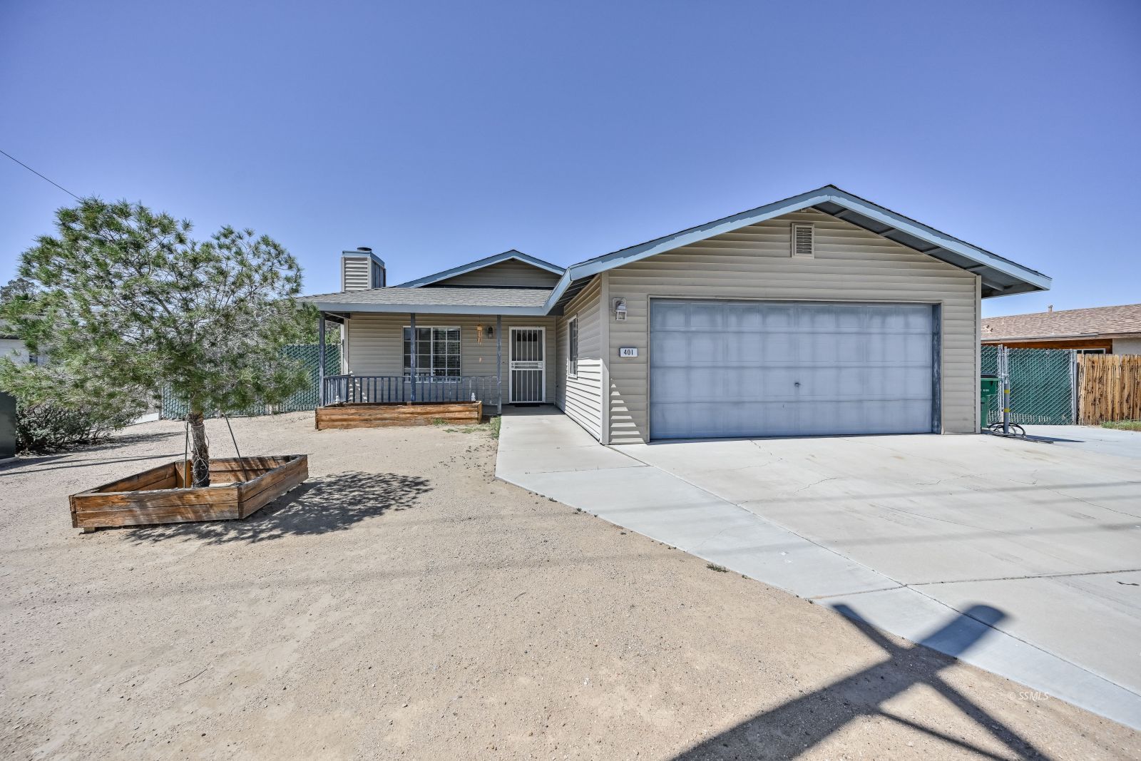 401 North Inyo Street Ridgecrest, CA 93555 - Photo 1 of 37 a front view of a house with a yard