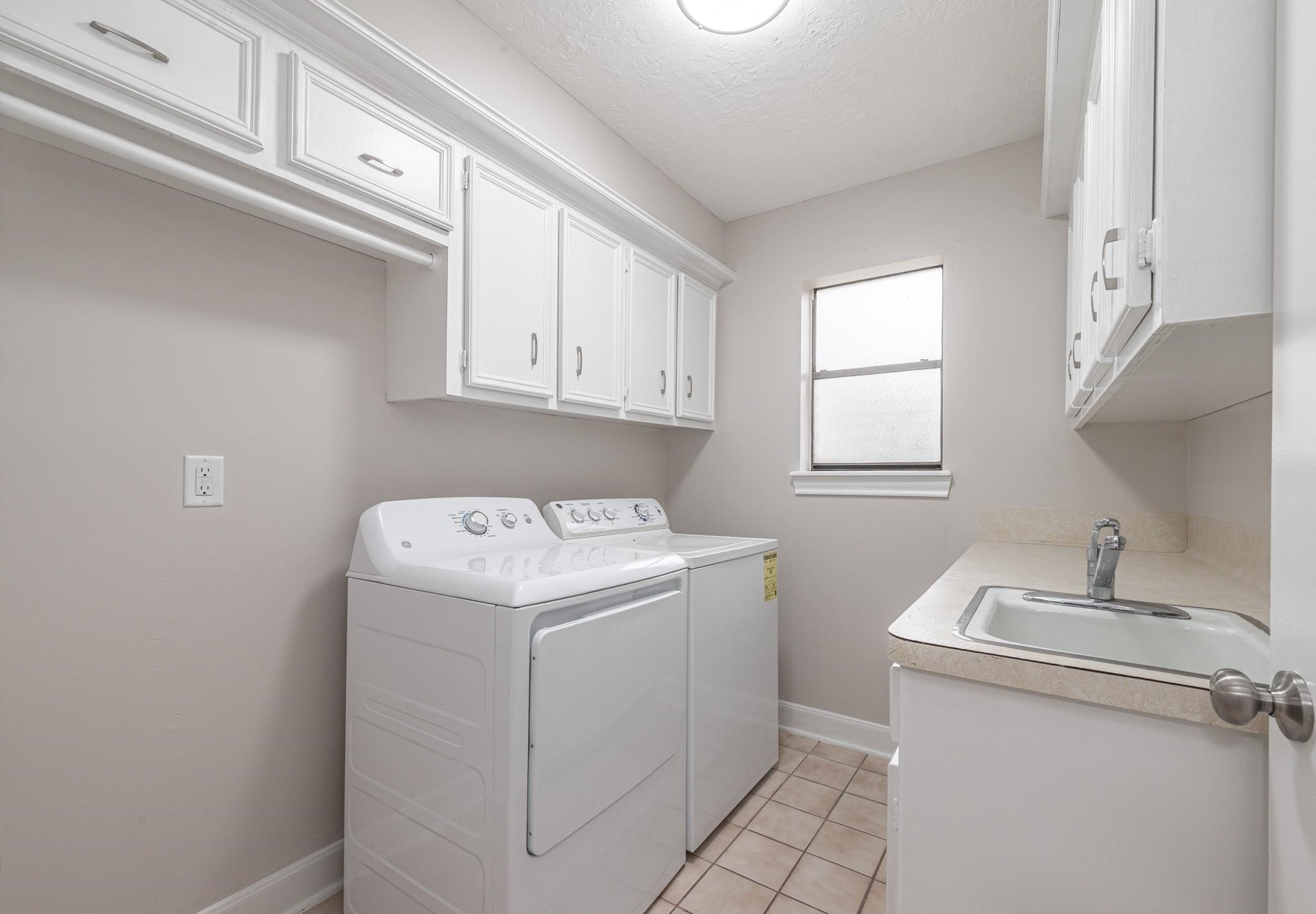8019 Beaufort Drive Spring, TX 77379 - Photo 28 of 47 a utility room with dryer and washer