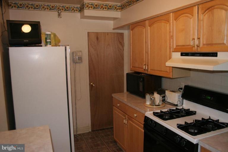 641 Brisbane Road Baltimore, MD 21229 - Photo 22 of 24 a kitchen with stainless steel appliances granite countertop a refrigerator stove and a sink