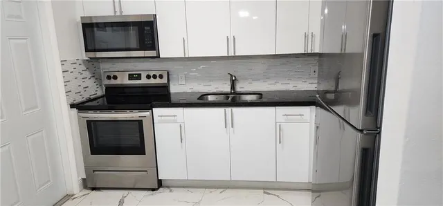 $2,250 | 900 Southwest 11th Street, Unit 3, Hallandale Beach, FL 33009
