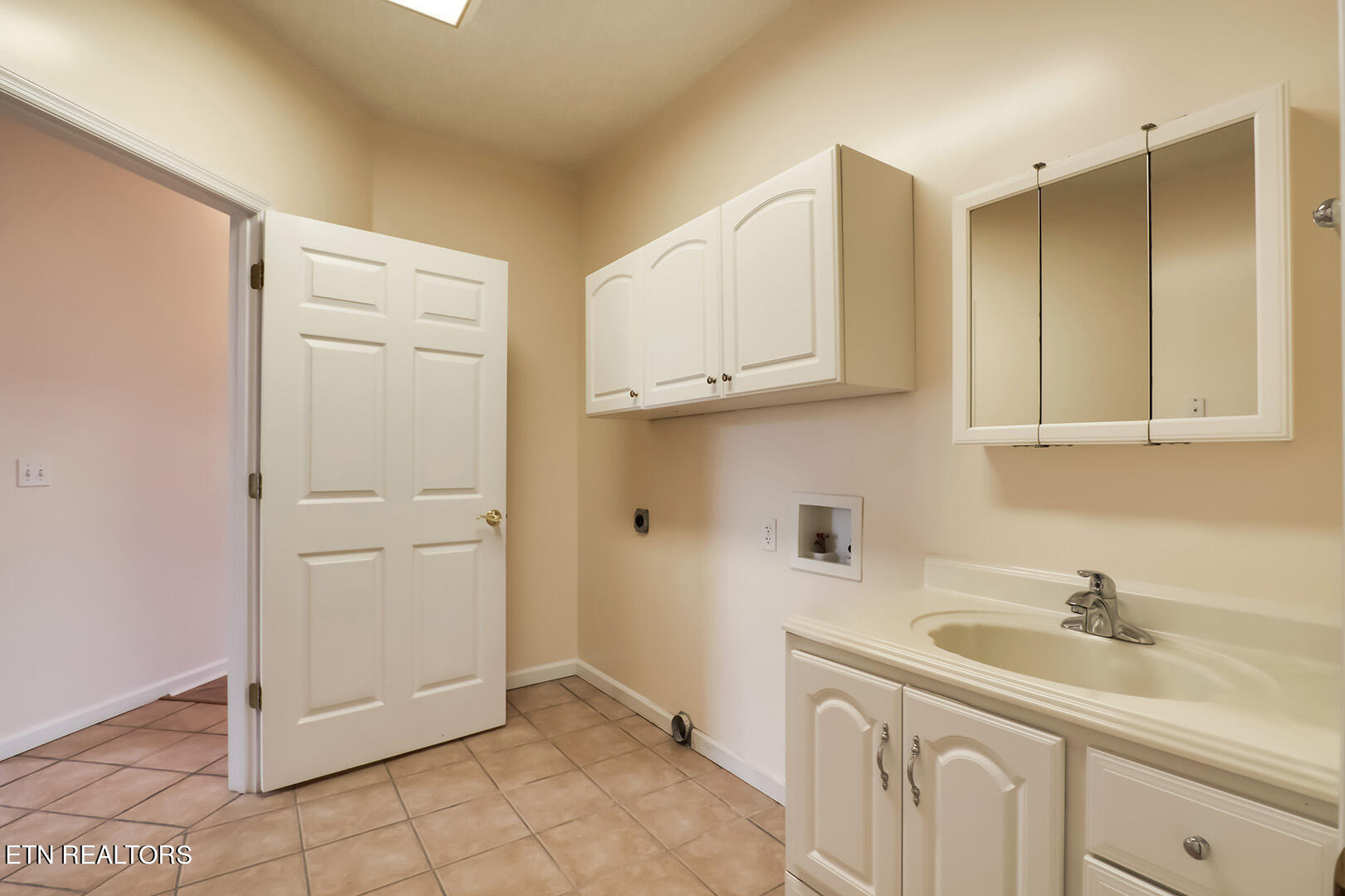 196 Foremast Road Kingston, TN 37763 - Photo 33 of 60 33_ForemastRoad_196_Laundry02