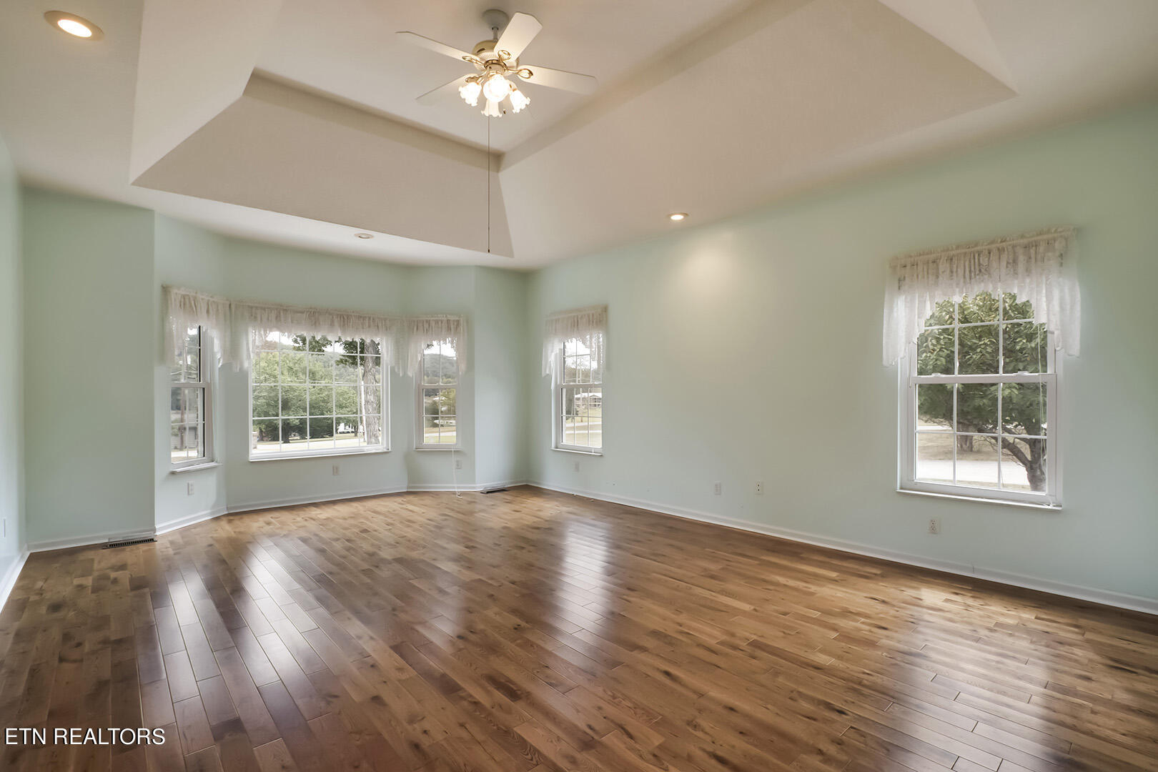 196 Foremast Road Kingston, TN 37763 - Photo 34 of 60 34_ForemastRoad_196_MasterBedroom01