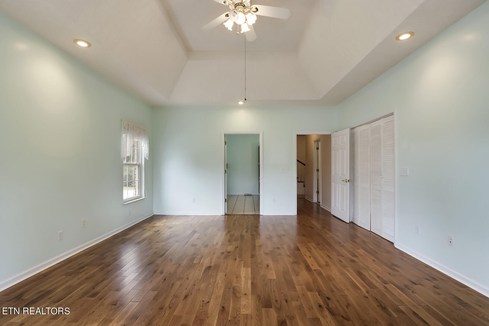 196 Foremast Road Kingston, TN 37763 - Photo 35 of 60 35_ForemastRoad_196_MasterBedroom02