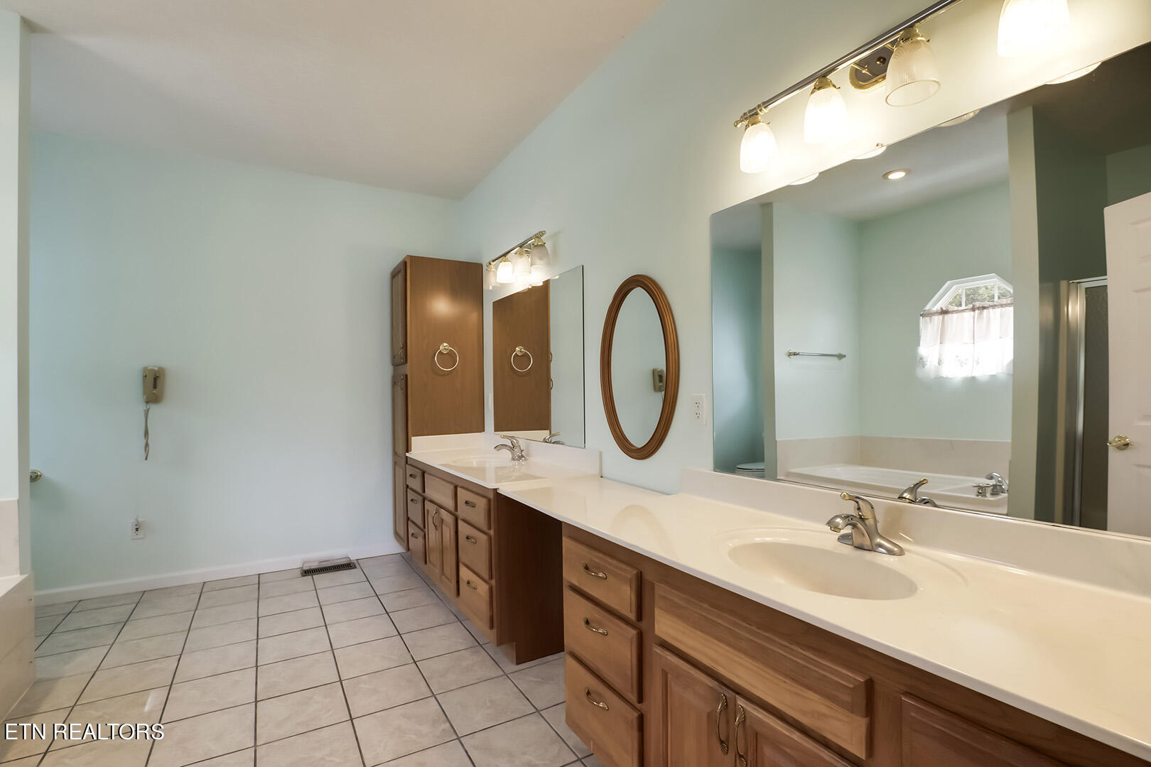 196 Foremast Road Kingston, TN 37763 - Photo 36 of 60 36_ForemastRoad_196_MasterBath01