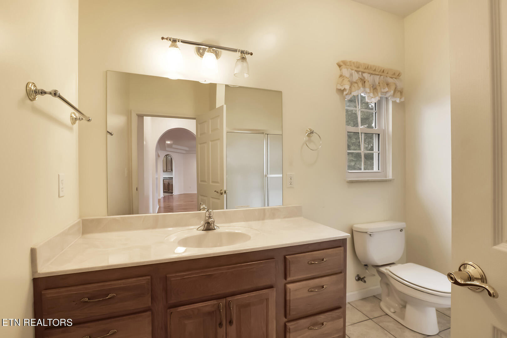 196 Foremast Road Kingston, TN 37763 - Photo 43 of 60 43_ForemastRoad_196_GuestBath1