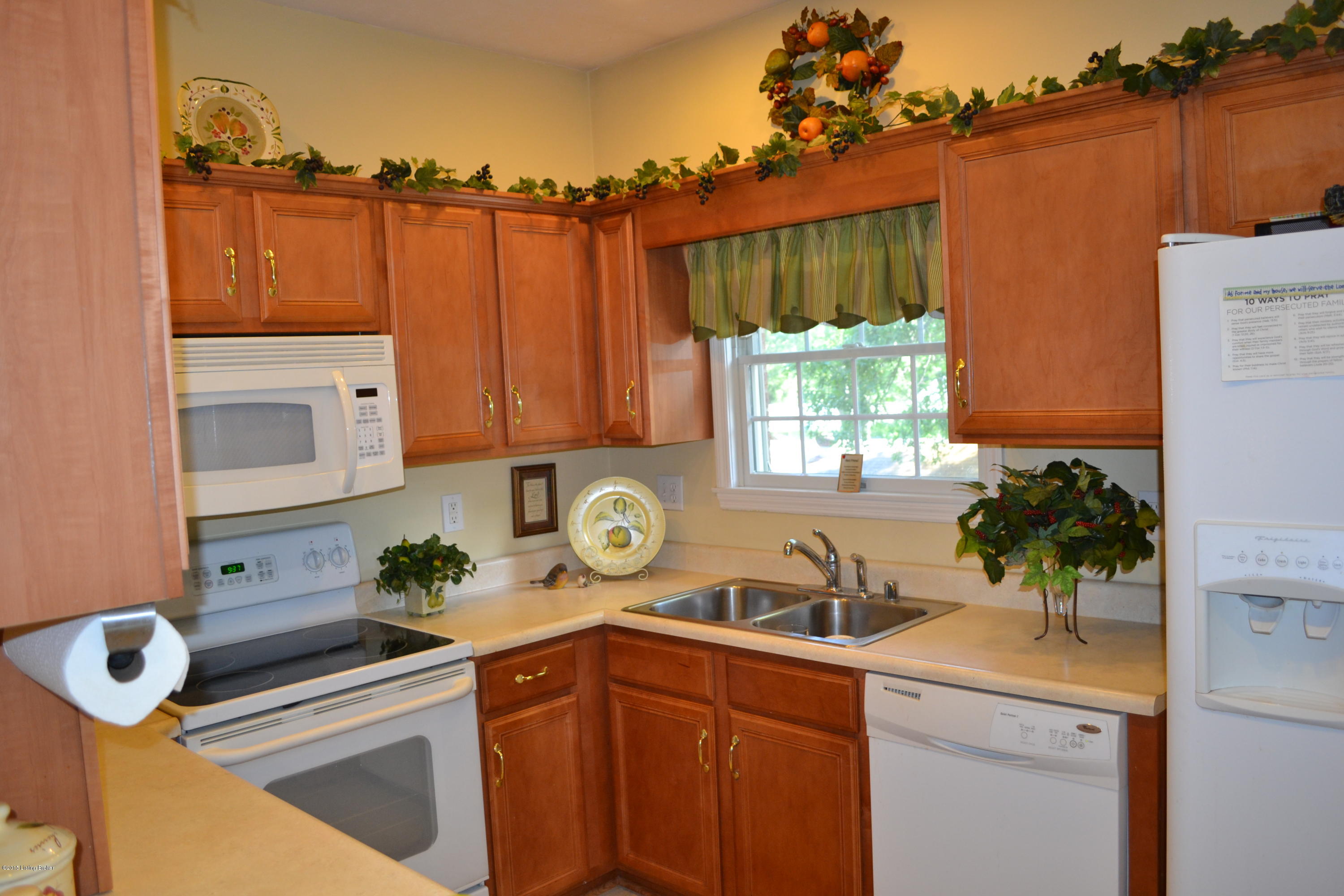 Well appointed kitchen features breakfast bar, smooth top range and lots of storage