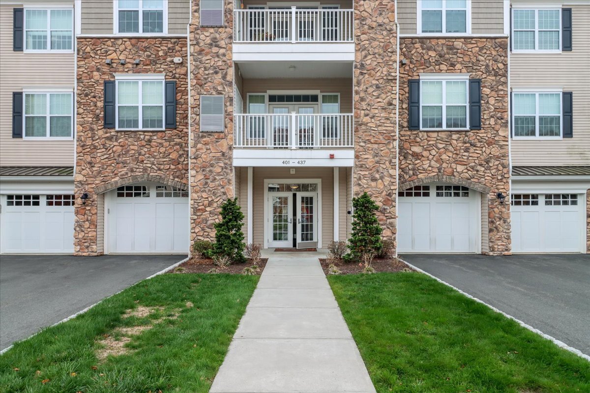 433 Brookside Court, Unit 433 Newtown, CT 06470 - Photo 4 of 38