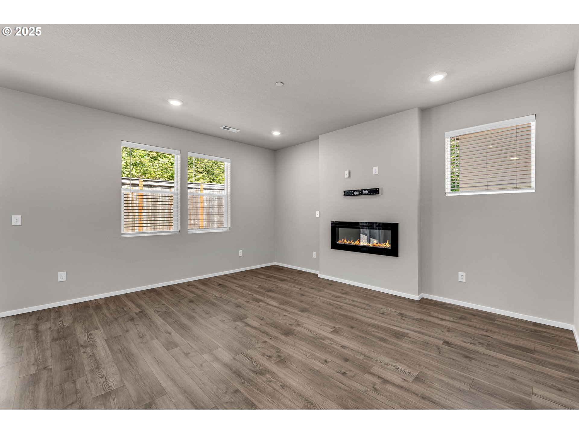 9442 North Chestnut Street Camas, WA 98607 - Photo 21 of 47 Living Room