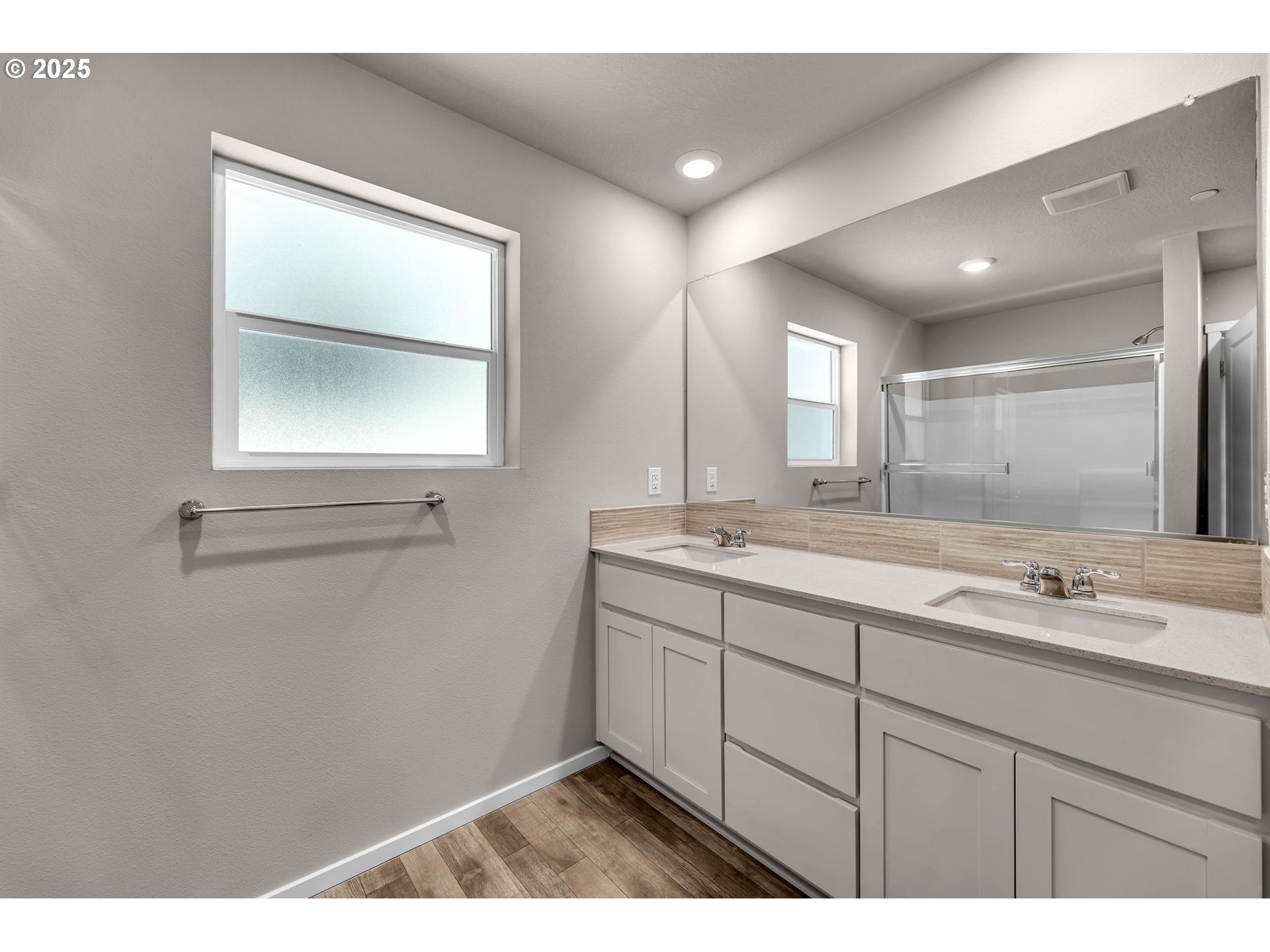 9442 North Chestnut Street Camas, WA 98607 - Photo 27 of 47 Owner's Suite Bathroom