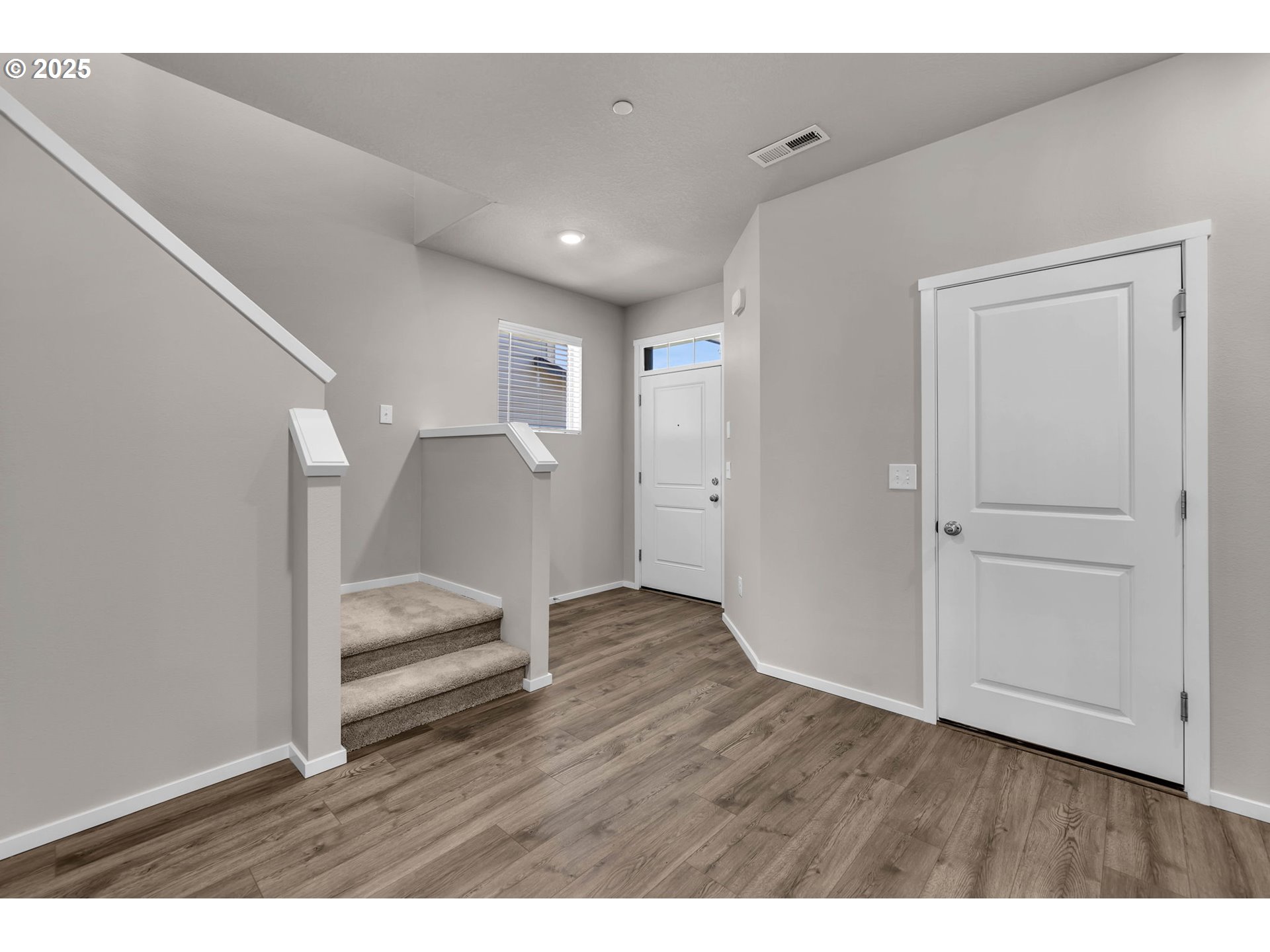 9442 North Chestnut Street Camas, WA 98607 - Photo 6 of 47 Entrance/Foyer