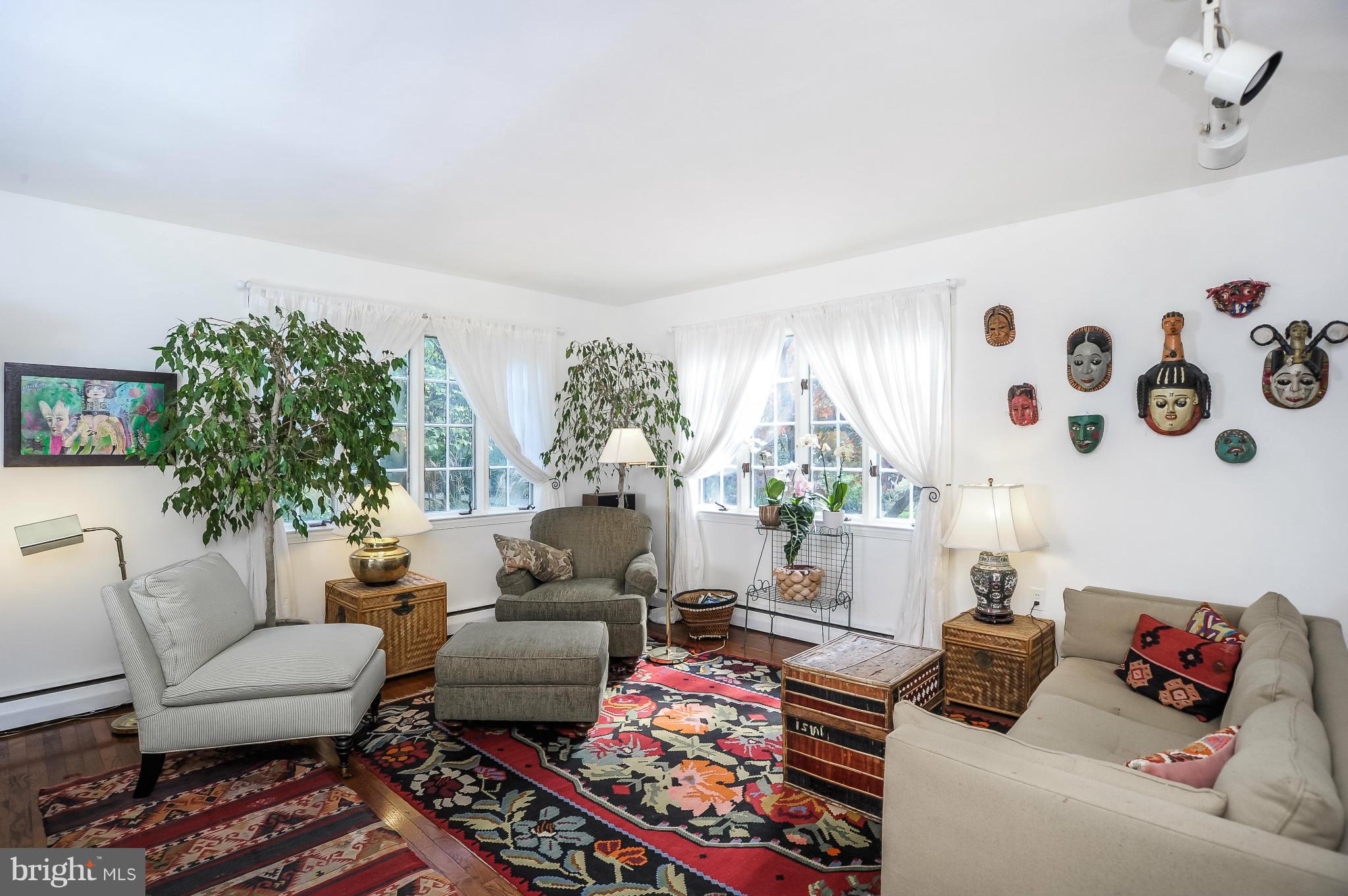 5600 South Bend Road Baltimore, MD 21209 - Photo 7 of 24 Living Room