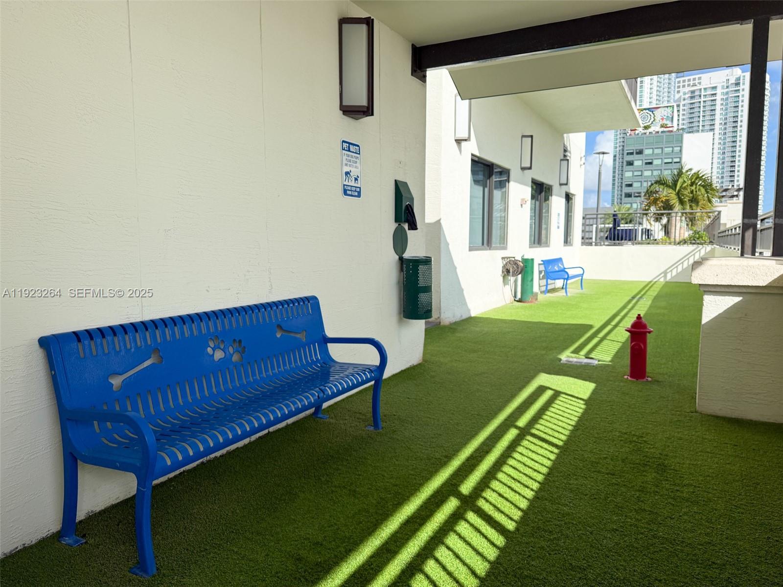 999 Southwest 1st Avenue, Unit 2801 Miami, FL 33130 - Photo 31 of 42 a living room with furniture