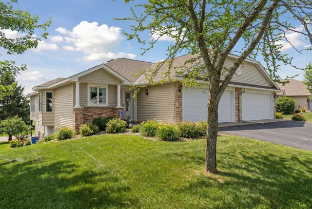 $347,500 | 1138 Highpoint Court, Unit 33B, New Richmond, WI 54017