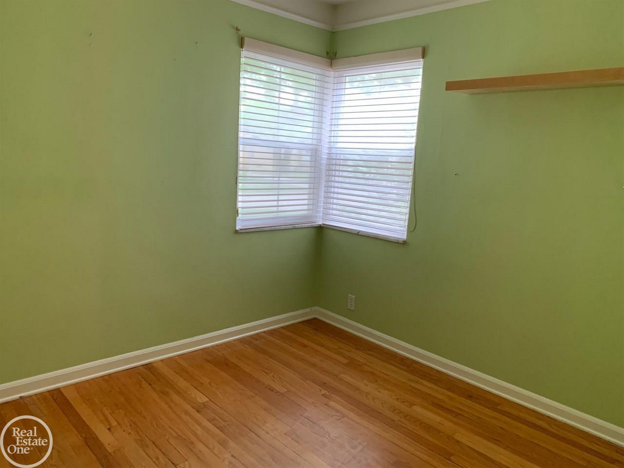 2065 Hampton Road Grosse Pointe, MI 48236 - Photo 6 of 12 31381429-5.JPG