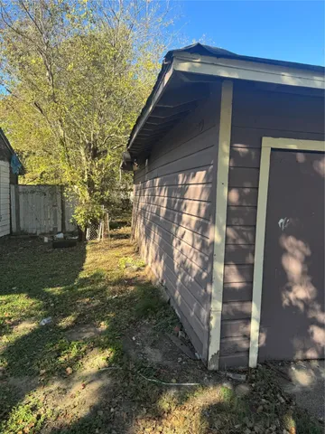 a view of yard with green space