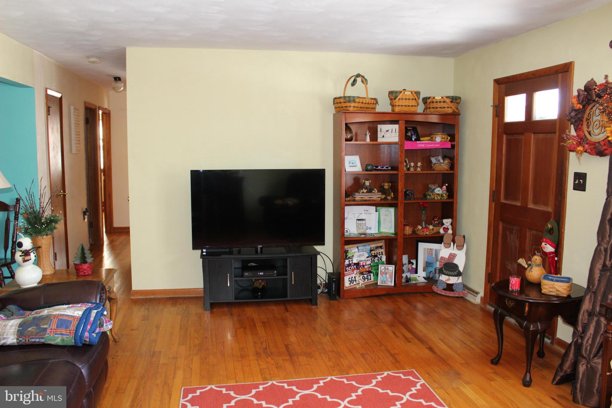 90 Marsh Creek Road Gettysburg, PA 17325 - Photo 9 of 28 Living Room