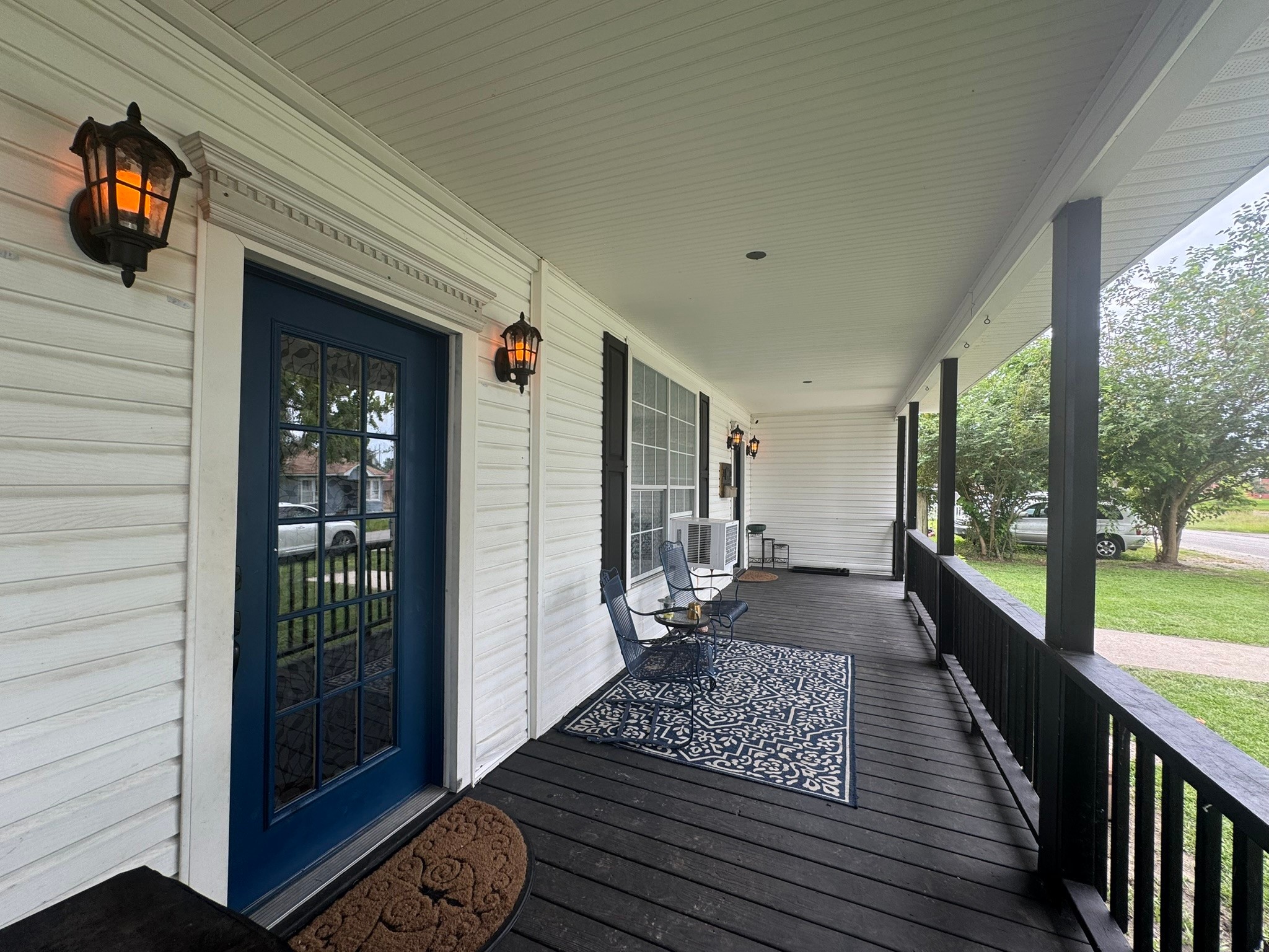 505 North 6th Street Silsbee, TX 77656 - Photo 4 of 35 a view of a balcony with wooden floor