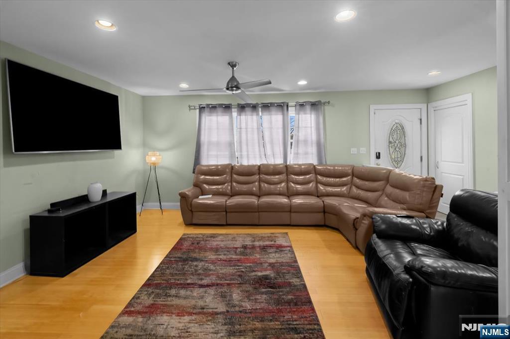 35 East Ridgewood Avenue Paramus, NJ 07652 - Photo 4 of 33