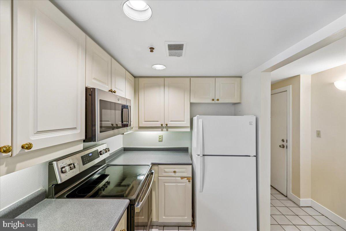 1727 R Street Northwest, Unit 201 Washington, DC 20009 - Photo 23 of 49 Efficient cabinet layout allows great storage