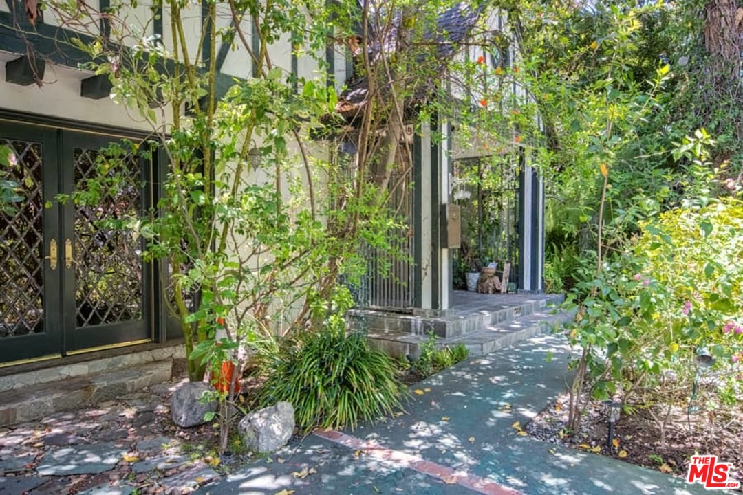 613 North Arden Drive Beverly Hills, CA 90210 - Photo 4 of 25 a backyard of a house with lots of green space