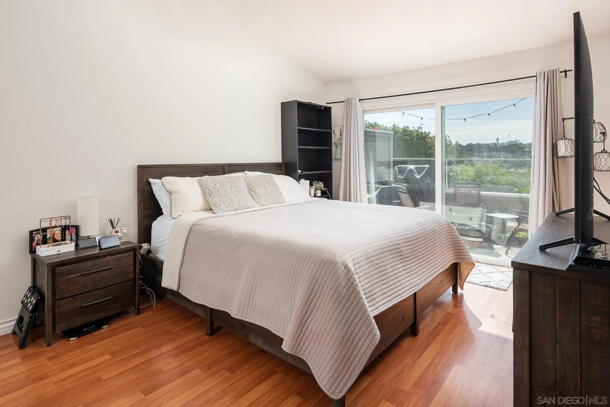 323 Windjammer Circle Chula Vista, CA 91910 - Photo 15 of 27 a spacious bedroom with a bed and a large window