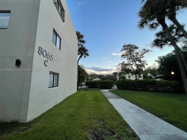 a view of backyard with garden
