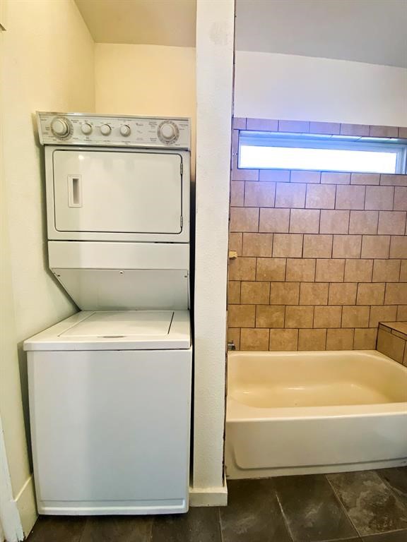 1905 Stevens Street, Unit 2 Houston, TX 77026 - Photo 18 of 22 a bathroom with a bathtub