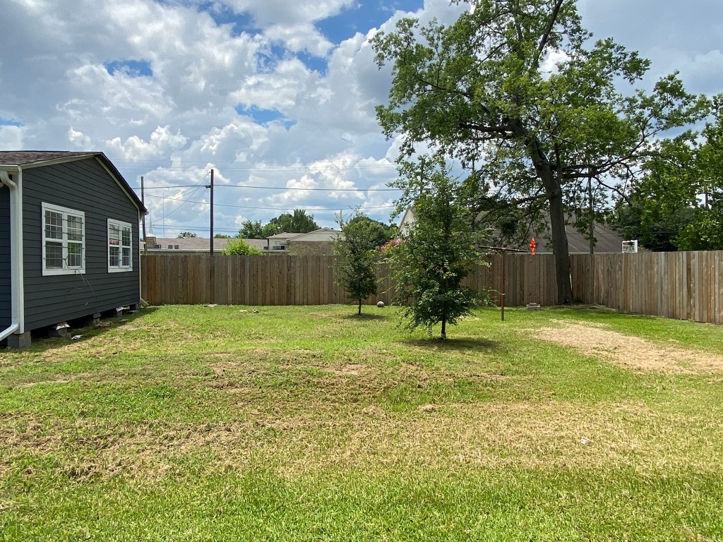 1905 Stevens Street, Unit 2 Houston, TX 77026 - Photo 20 of 22 a view of a backyard
