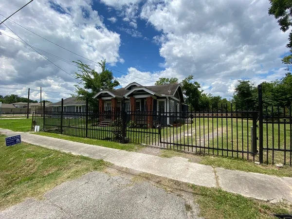 $945 | 1905 Stevens Street, Unit 2, Houston, TX 77026